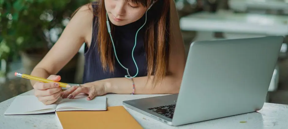 Ilustrasi mahasiswa belajar online dengan laptop dan catatan
